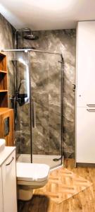 a bathroom with a glass shower and a toilet at Letnisko in Lubawka