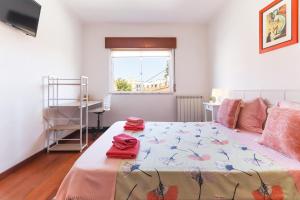 a bedroom with a bed and a window at Charming Guesthouse - Sónias Houses in Lisbon