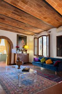 a living room with a blue couch and a table at Vita Toscana in Chiusi