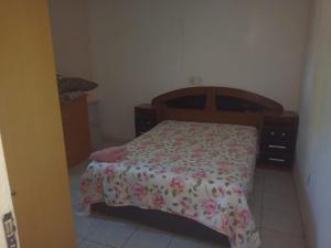 Giường trong phòng chung tại casa 2/4 para descansar