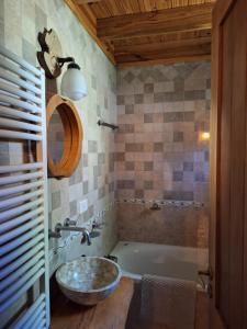 een badkamer met een wastafel en een ligbad bij Parajes del lejano sur Cabaña El Patacón in Moquehue +31 foto's