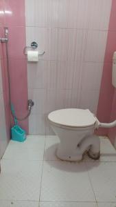 PokharaAnnapurna Himdrishya Pokhara的粉红色墙壁上带卫生间的浴室 更多22张照片