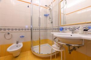 ein Badezimmer mit Waschbecken und Dusche in der Unterkunft Appartamenti Amalfi Centro Storico in Amalfi