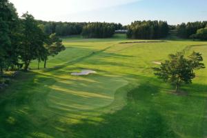 una vista sul soffitto di un campo da golf con un verde di Älvbacken a Västerlanda