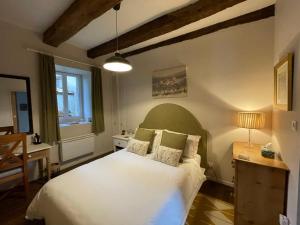 una camera con letto bianco e testiera verde di Lime Tree Farmhouse a Saint-Saud-Lacoussière Altre 27 foto