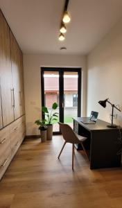 een kantoor met een bureau en een stoel met een laptop bij Eko Osada Zacisze in Ostrowite
