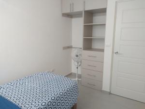 ein weißes Schlafzimmer mit einem Bett und einem Schrank in der Unterkunft House B Residential condominium with pool in Miranda + 7 Fotos