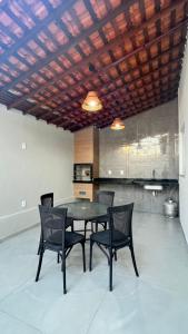 a table and chairs in a room with a kitchen at Casa Borges Lençóis in Barreirinhas