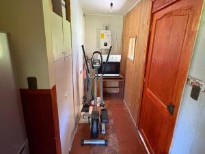een smalle gang met een kamer waarin een stofzuiger staat bij Departamento tranquilo y equipado en parcela privada, cerca de comercios in Puerto Montt