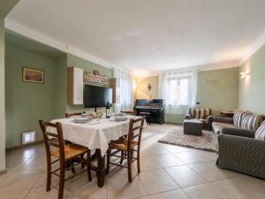 eine Küche und ein Wohnzimmer mit Tisch und Stühlen in der Unterkunft Villa Maria in Castelletto Soprano