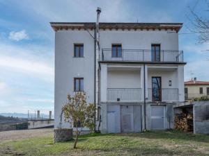 ein weißes Haus mit einem Balkon darauf in der Unterkunft Villa Maria in Castelletto Soprano