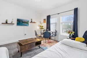 Et opholdsområde på Spacious Apartment near Edgbaston