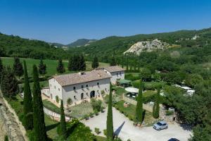 een luchtzicht op een groot huis met bomen bij Relais Osteria Dell'Orcia in Bagno Vignoni
