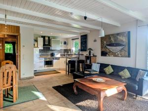 a living room with a couch and a table at Kysthus in Damp