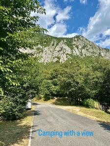 una strada vuota con vista su una montagna di Kamp Tura- camping pitch only a Vipava (Vipacco)