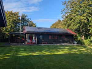 a house with a solar roof with a yard at Kysthus in Damp