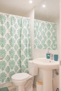 een badkamer met toilet en wastafel bij Departamento Sol in El Tabo