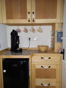 un bancone della cucina con una macchinetta del caffè sopra di Kleine Auszeit für nette Leute a Grebenhain Altre 4 foto