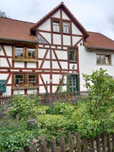 una casa con un giardino davanti di Kleine Auszeit für nette Leute a Grebenhain