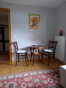 un tavolo e sedie in una stanza con un tappeto di Kleine Auszeit für nette Leute a Grebenhain
