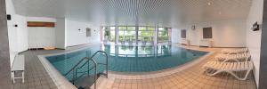 basen w budynku z basenem w obiekcie Ferienwohnungen im Taunusblick w mieście Lahnstein
