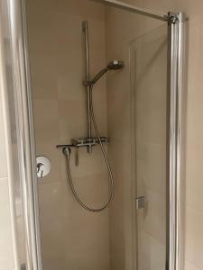 Et badeværelse på Helle großzügige ruhige Dreizimmerwohnung in Altstadtnähe mit Tiefgaragenstellplatz + 11 billeder