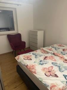 En eller flere senge i et værelse på Helle großzügige ruhige Dreizimmerwohnung in Altstadtnähe mit Tiefgaragenstellplatz