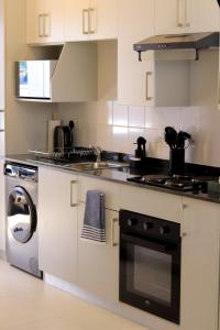 Nhà bếp/bếp nhỏ tại Luama Suites