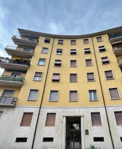 een hoog geel gebouw met ramen erop bij Bilocale degli Innamorati in Terni