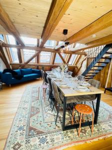 a dining room with a table and chairs on a rug at Schwarzwald Mauer Loft in Bräunlingen