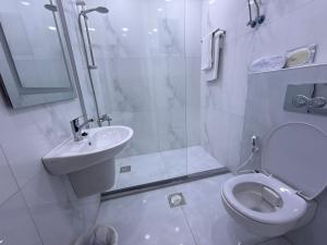 Ванная комната в ريڨا للأجنحة السكنية Riva suites +23 фотографии