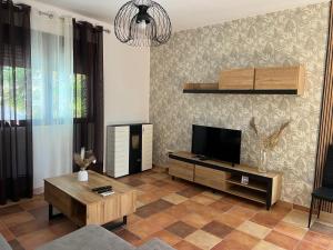 Et tv og/eller underholdning på Casa de Luis a 10 min Puy du Fou