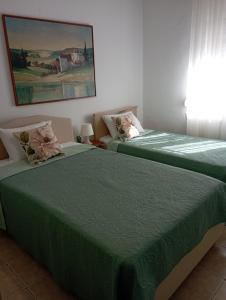 two beds sitting next to each other in a bedroom at Walnuthouse in Dhíkella