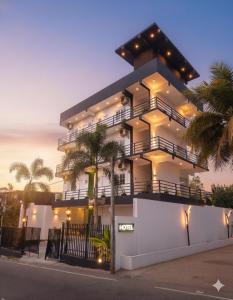 Tòa nhà nơi khách sạn tọa lạc +12 ảnh