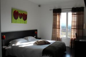 Postel nebo postele na pokoji v ubytování Hôtel Le Domaine des Vignes Ampuis Lyon Sud Vienne