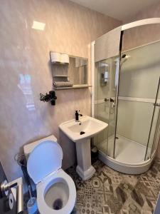 Koupelna v ubytování Chata POD HOUBOVÝM VRCHEM + 15 fotografií