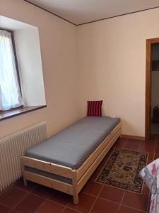 een slaapkamer met een bed in de hoek van een kamer bij Affittacamere Leonardo in Sùtrio