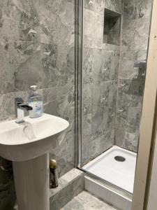 ein Badezimmer mit Waschbecken und Dusche in der Unterkunft Nightingale in Lower Darwen