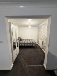 Schlafzimmer mit einem Bett und einem Spiegel in der Unterkunft Nightingale in Lower Darwen + 11 Fotos