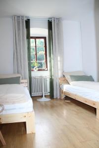 twee bedden in een kamer met een raam bij Kloster Marienthal in Marienthal