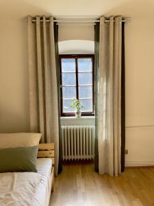 een slaapkamer met een raam en een radiator bij Kloster Marienthal in Marienthal