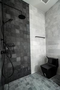 een badkamer met een douche en een toilet. bij The Stay Huahin 2 - Luxury Private Pool Villa in Khao Tao
