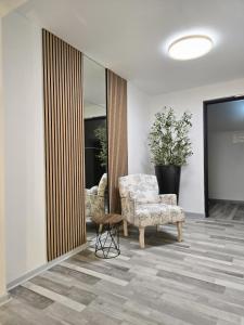 een woonkamer met een stoel en een tafel bij Kloster Marienthal in Marienthal