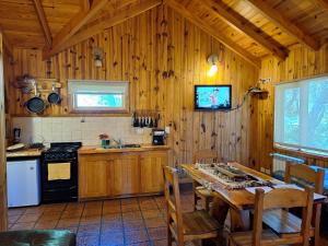 Kuchyň nebo kuchyňský kout v ubytování Parajes del Lejano sur Cabaña El Choique