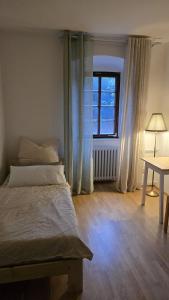 een slaapkamer met een bed, een tafel en een raam bij Kloster Marienthal in Marienthal +9 foto's