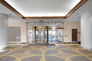 eine Lobby eines Gebäudes mit einer großen Glastür in der Unterkunft MetLife Stadium Hotel for Matchdays Game Shuttle in Secaucus