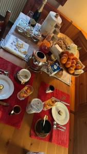 - une table avec des assiettes de nourriture et une bouteille de vin dans l'établissement Casetta La Pera, à Perarolo 11 autres photos