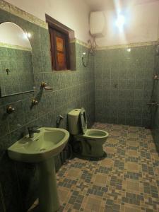 een badkamer met een wastafel en een toilet bij Glenfall Guest in Nuwara Eliya +47 foto's