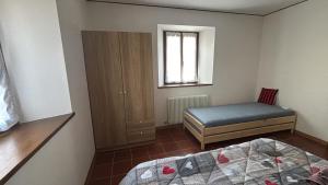 a small bedroom with a bed and a window at Affittacamere Leonardo in Sùtrio