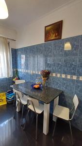a dining room with a table and chairs at Apartamento Milo in Loures